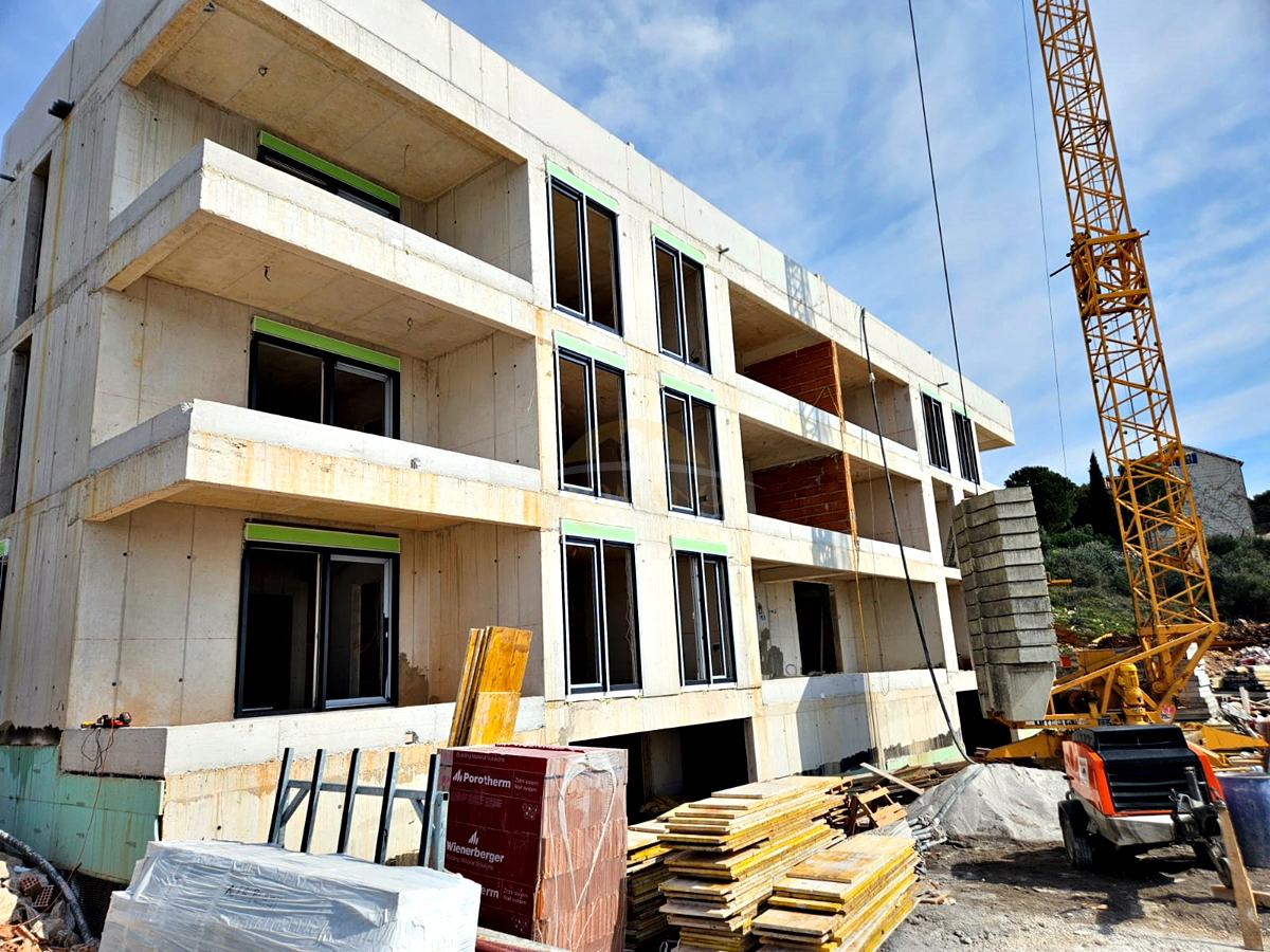 Attico con due camere da letto con vista mare e terrazza sul tetto a Čiovo, zona Salduna vicino al campeggio Rožac - 72 m2 + 85 m2 terrazza sul tetto